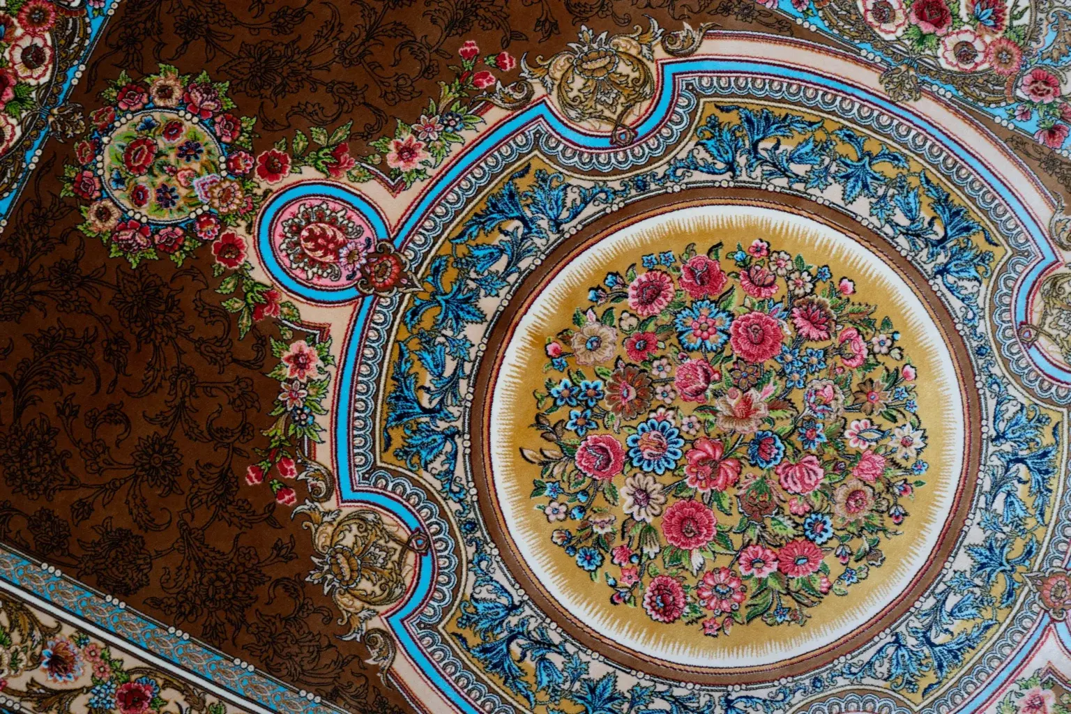 Qum Design Silk Rug 3.0' × 5.0' View 3