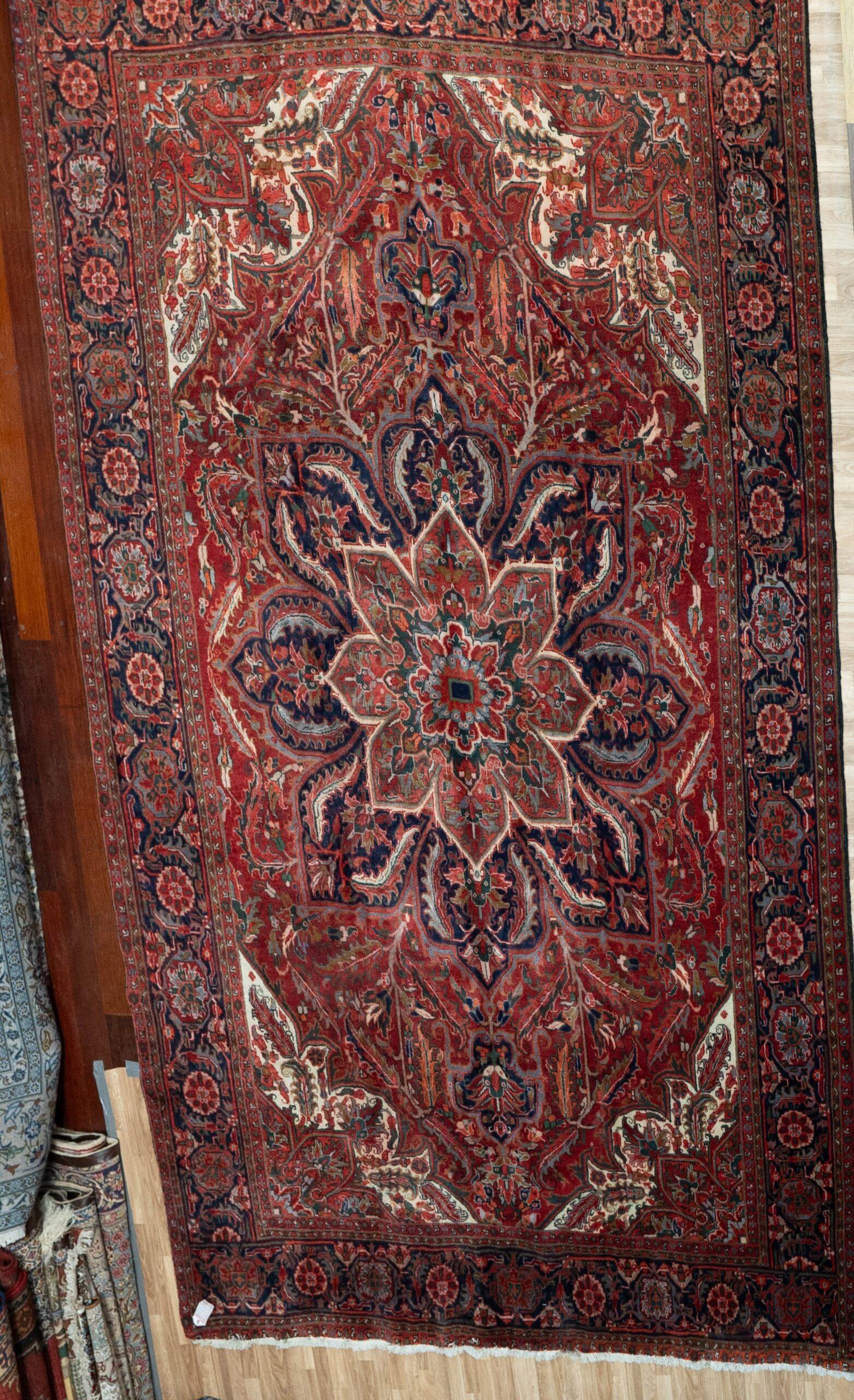 Heriz Wool Rug 10'x13' View 4