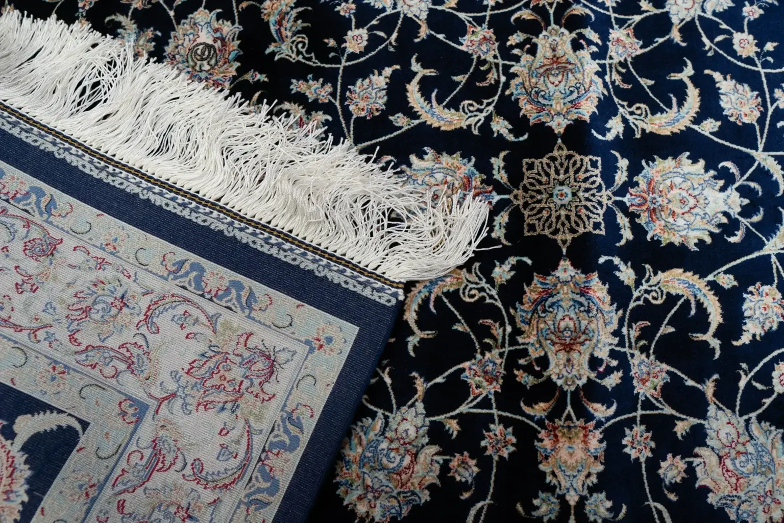 Qum Design Silk Rug 2.5' × 4.2' View 3